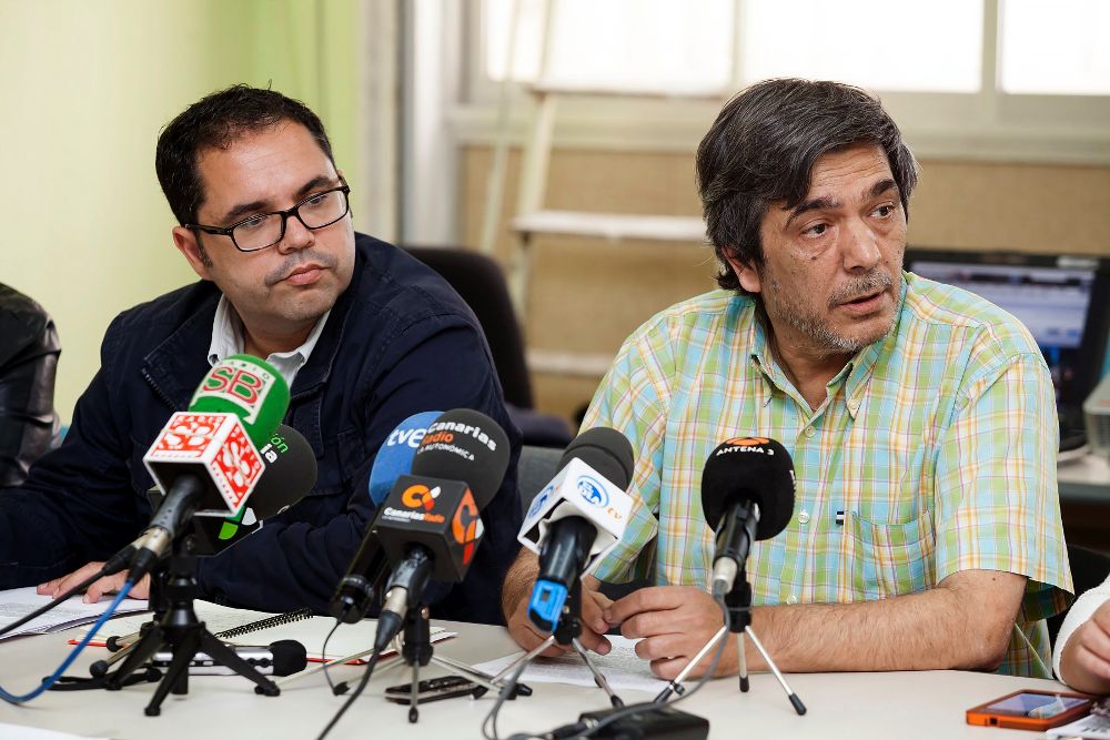 Los secretarios generales de los sindicatos UGT y CCOO en Canarias, Gustavo Santana (i) y Carmelo Jorge, dos de las entidades presentes en la plataforma.