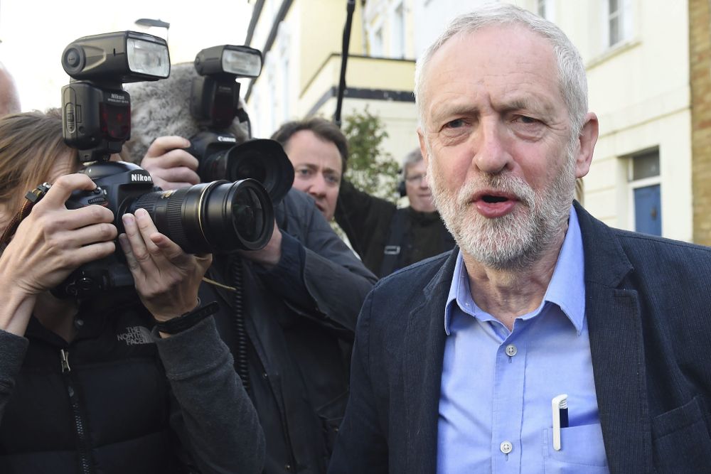 El líder del Partido Laborista, Jeremy Corbyn, sale de su casa en Londres, hoy, para ir a votar.