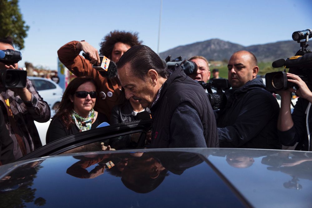El exalcalde de Marbella Julián Muñoz, rodeado de periodistas, entra en un coche a la salida de la cárcel de Alhaurín de la Torre el pasado 8 de abril.