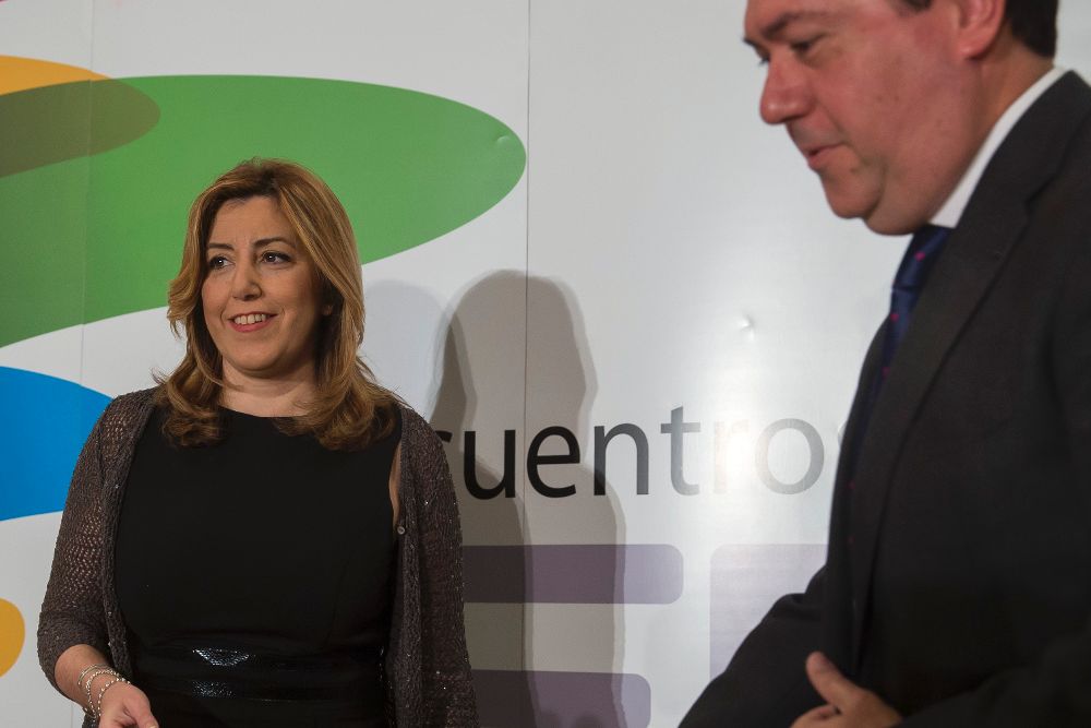 Susana Díaz, momentos antes de presentar al alcalde de Sevilla, Juan Espadas (d), en un desayuno informativo.