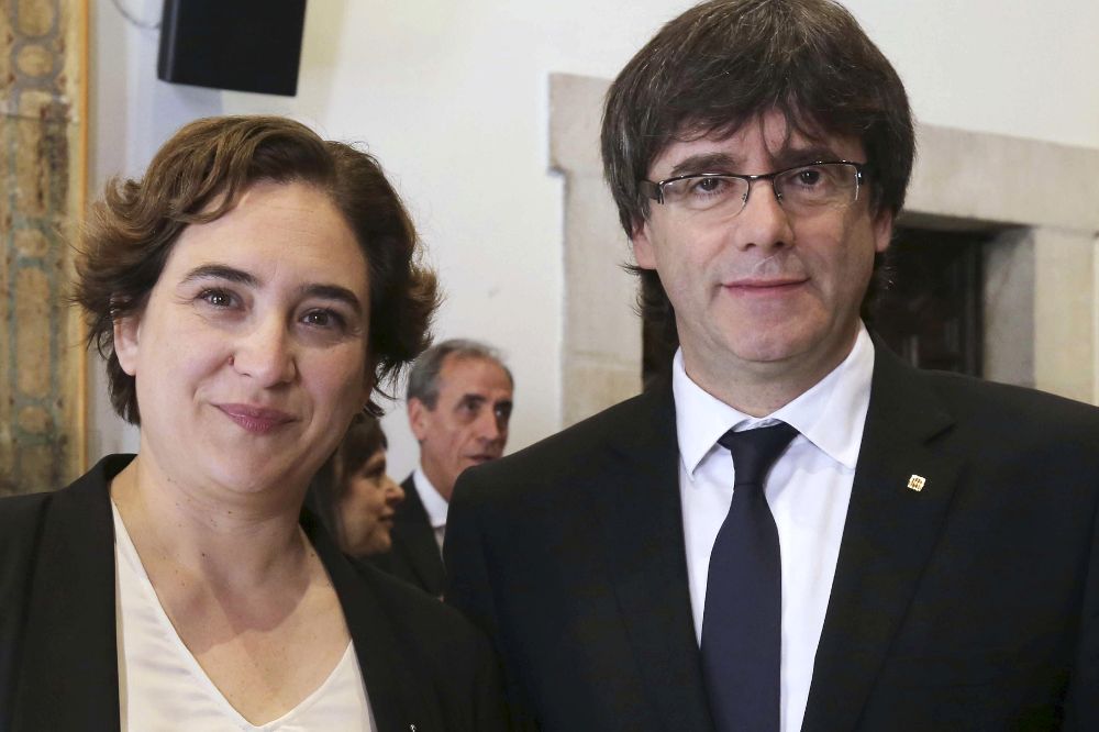 Fotografía facilitada por la Generalitat, de su presidente, Carles Puigdemont, junto a la alcaldesa de Barcelona, Ada Colau.