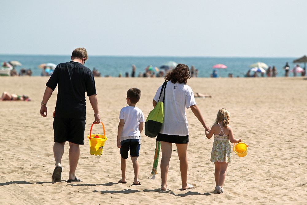 Una familia española en la playa.