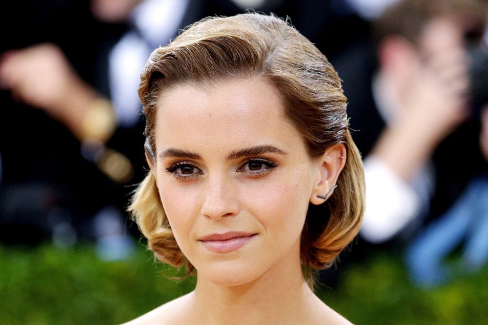 La actriz británica Emma Watson posa en la alfombra roja de la Gala Met.