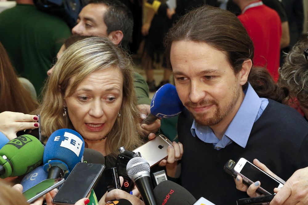 La diputada de Podemos y juez en excedencia Victoria Rosell acompañada por el líder del partido, Pablo Iglesias.