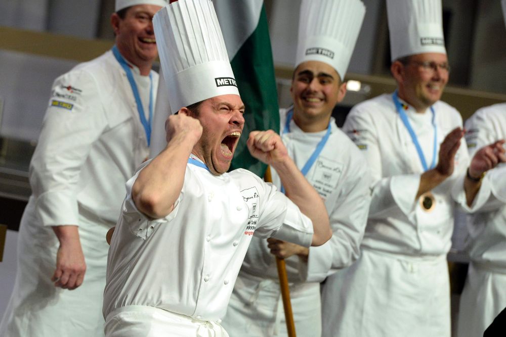 El chef húngaro Tamás Széll celebra su victoria.
