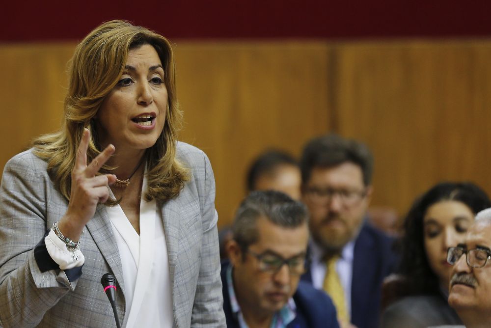 La presidenta de la Junta de Andalucía, Susana Díaz, dirigiéndose al coordinador regional de IU, Antonio Maíllo, en la sesión de control al Ejecutivo en el Parlamento andaluz.