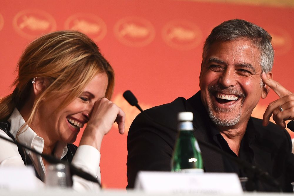 Los actores estadounidenses George Clooney (d) y Julia Roberts.