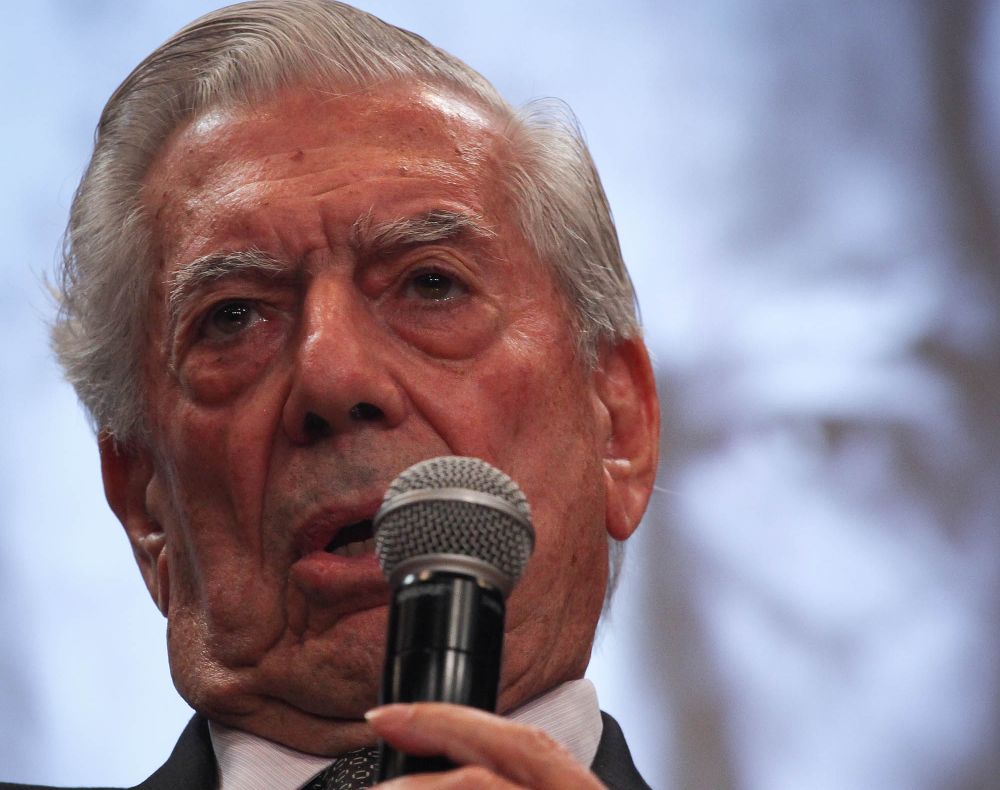 Mario Vargas Llosa, participando en una conferencia ayer, jueves, en Sao Paulo (Brasil).