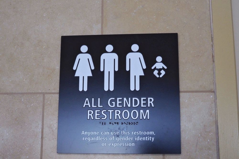 Una fotografía de archivo del 16 de abril de 2016 muestra un cartel de un baño mixto donde se lee "todos los géneros" en el aeropuerto internacional de San Diego, California.