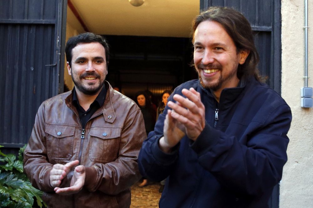 Los líderes de Podemos, Pablo Iglesias (d), y de Izquierda Unida, Alberto Garzón.