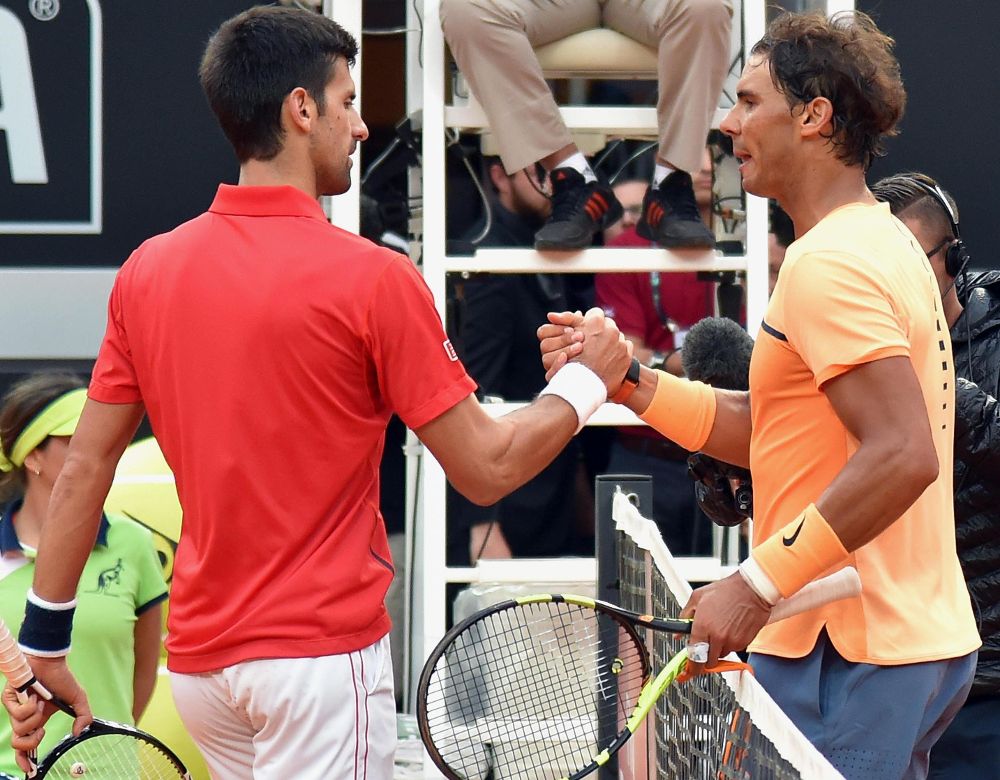 Djokovic (i) saluda a Nadal tras vencerle en el partido de cuartos de final del Masters 1.000 de Roma.