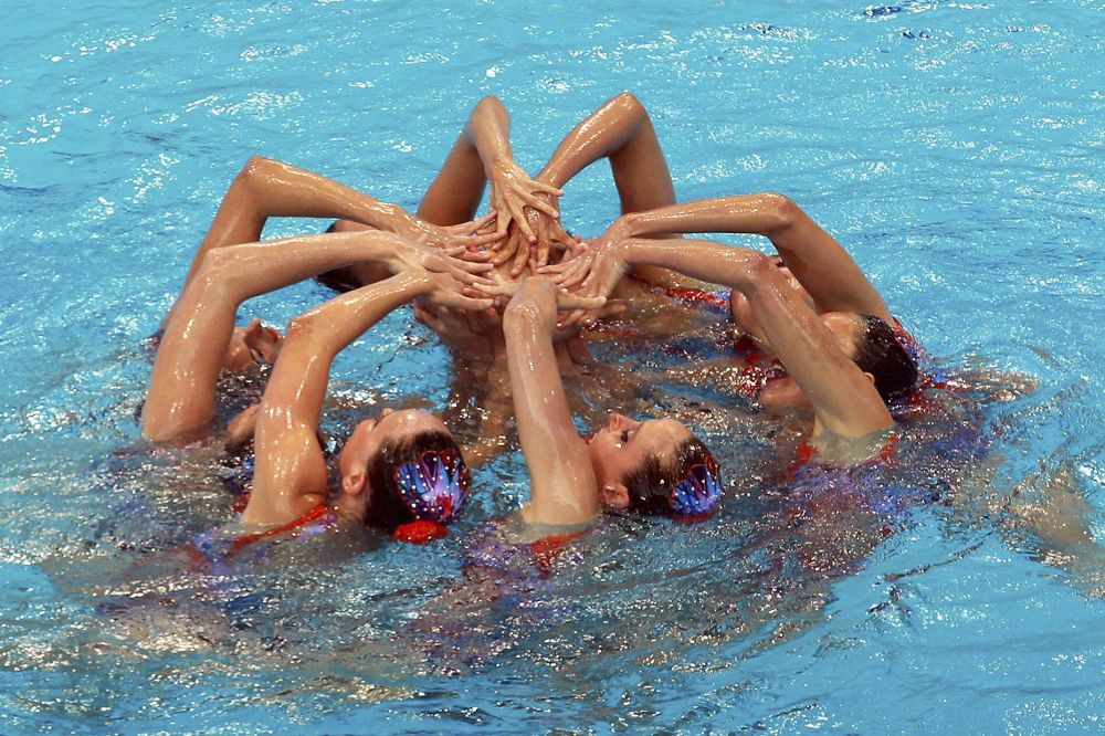 El equipo español de natación sincronizada ejecuta su ejercicio en la final de rutina libre por equipos de los Europeos de Londres.