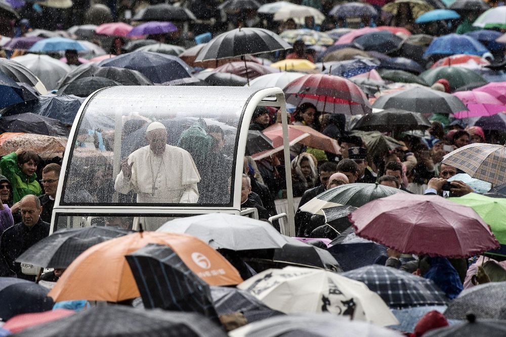 El papa, hoy, llegando bajo la lluvia a la plaza de San Pedro.