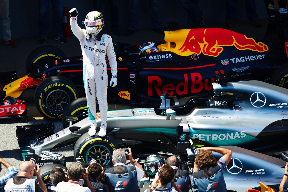 El piloto británico de la escudería Mercedes, Lewis Hamilton, celebra su "pole".