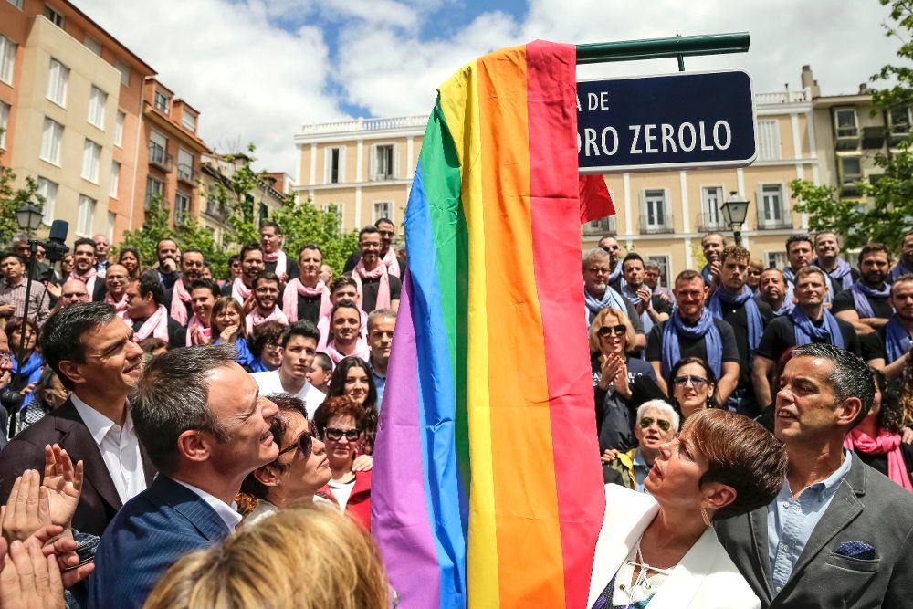 El secretario general del PSOE, Pedro Sánchez (i), asiste al cambio de nombre de la plaza de Vázquez de Mella por la de Pedro Zerolo, hoy en Madrid.