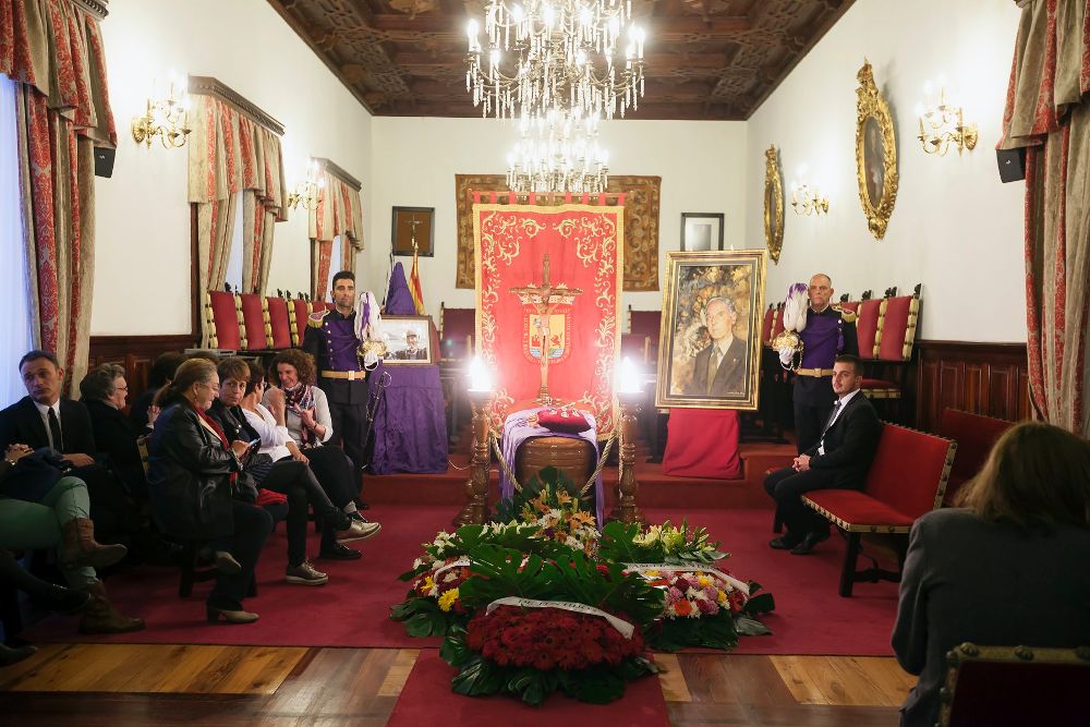 Capilla ardiente instalada en el Ayuntamiento de La Laguna para el pintor y primer alcalde de la ciudad en el período democrático.