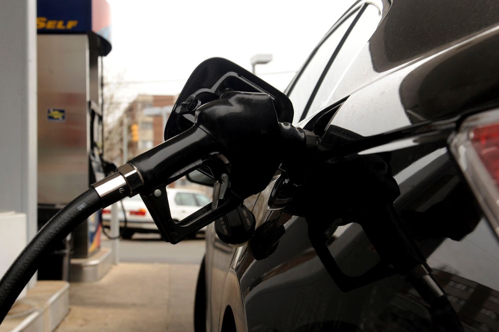 Los importadores de vehículos dicen que el 'céntimo verde' es exprimir más "el filón de las gasolinas" por parte de las administraciones.