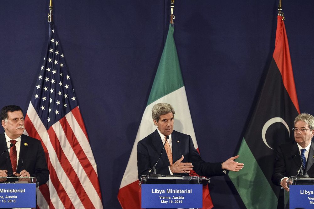 El secretario de estado estadounidense, John Kerry (c), el jefe del Consejo Presidencial libio designado por la ONU, Fayez Al Sarraj (i), y el ministro italiano de Exteriores, Paolo Gentiloni, durante una rueda de prensa conjunta en Viena hoy.