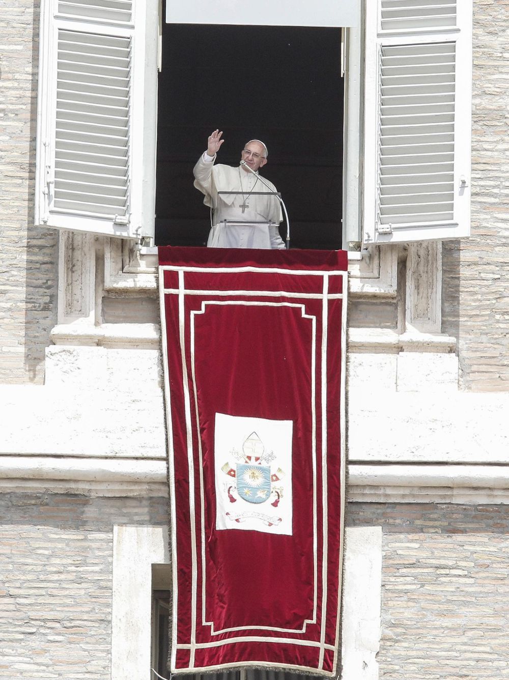 El papa durante la oración en la plaza de San Pedro, ayer, domingo.