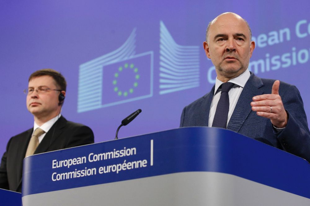 El comisario europeo de Asuntos Económicos y Financieros, Pierre Moscovici (d), y el vicepresidente de la CE para el Euro y el Diálogo Social, Valdis Dombrovskis.