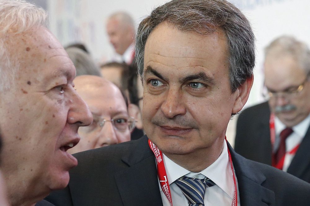 El ministro español de Asuntos Exteriores en funciones, José Manuel García-Margallo (i), y el expresidente del Gobierno español, José Luis Rodríguez Zapatero (d).