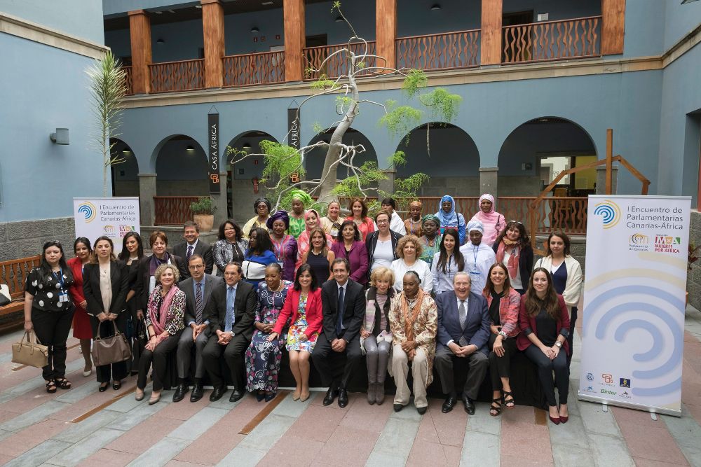 Fotografía de las participantes en la tercera y última jornada del Encuentro de Parlamentarias Canarias-África, celebrada hoy en Casa África.