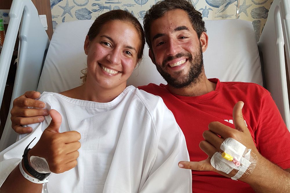 Los españoles Marta Miguel y David Hernández en el Hospital Gleneagles de Kota Kinabalu.
