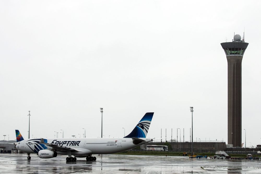 Un avión Airbus A330 de la aerolínea Egyptair aterriza en el aeropuerto Roissy-Charles de Gaulle cerca de París.