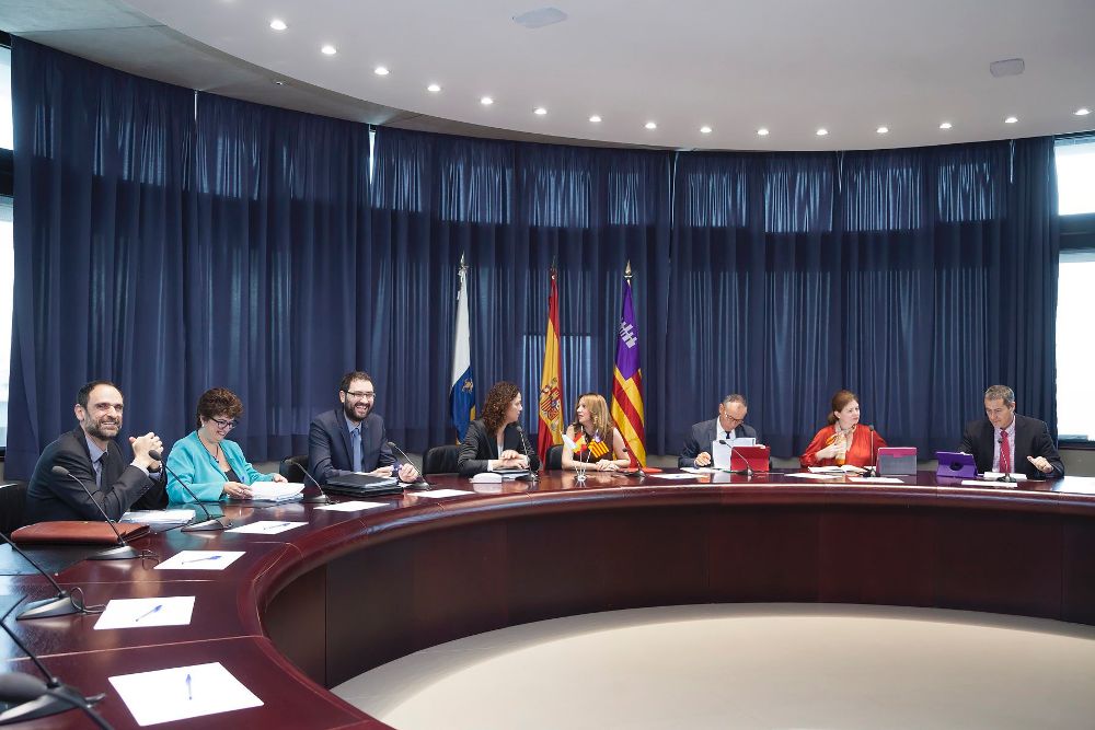 Encuentro que mantuvieron hoy delegaciones de Baleares y de Canarias para tratar temas de régimen fiscal y financiación autonómica.