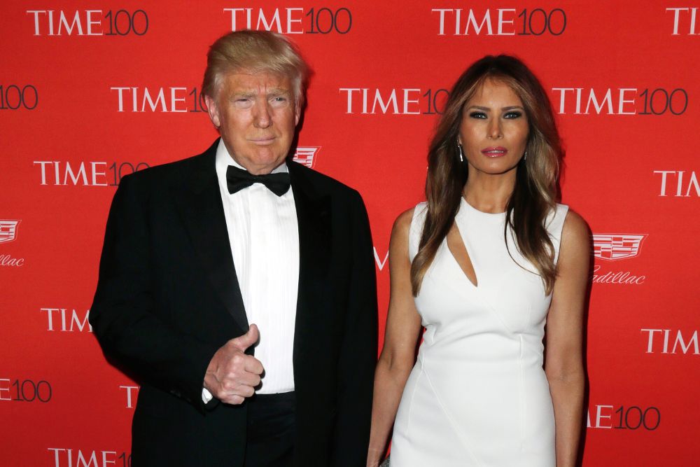 El candidato republicano a la presidencia de EE.UU. Donald Trump (i) y su esposa Melania (d) posan.