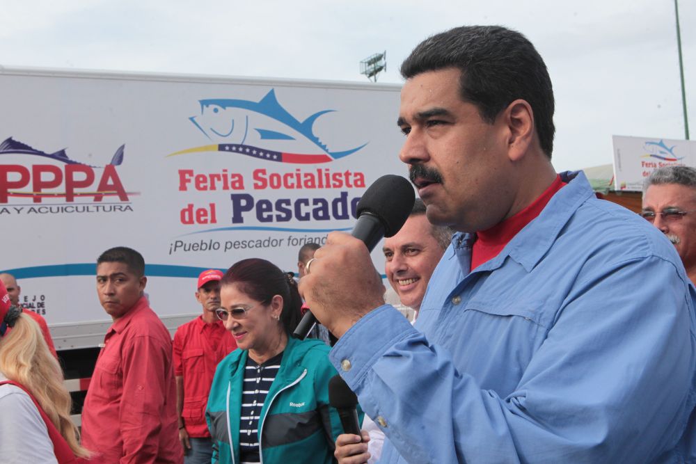 Nicolás Maduro en el estado Anzoátegui, ayer, advirtiendo a la población de que podría decretar un "estado de conmoción interna si se presentan hechos de golpismo".