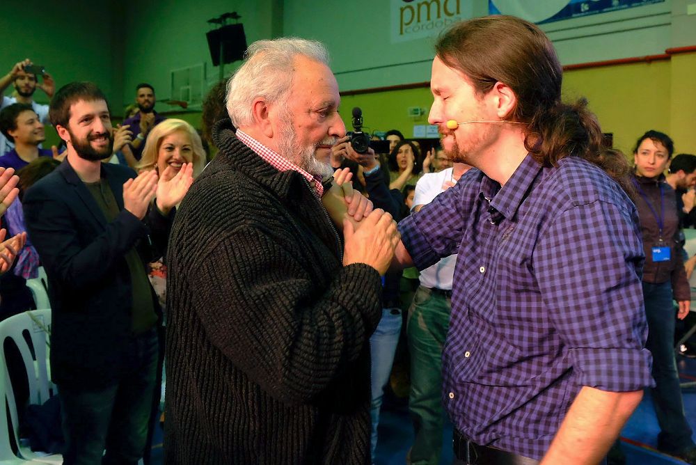El secretario general de Podemos, Pablo Iglesias (d), se saluda con el exdirigente de IU, Julio Anguita, a la finalización de un acto de precampaña.