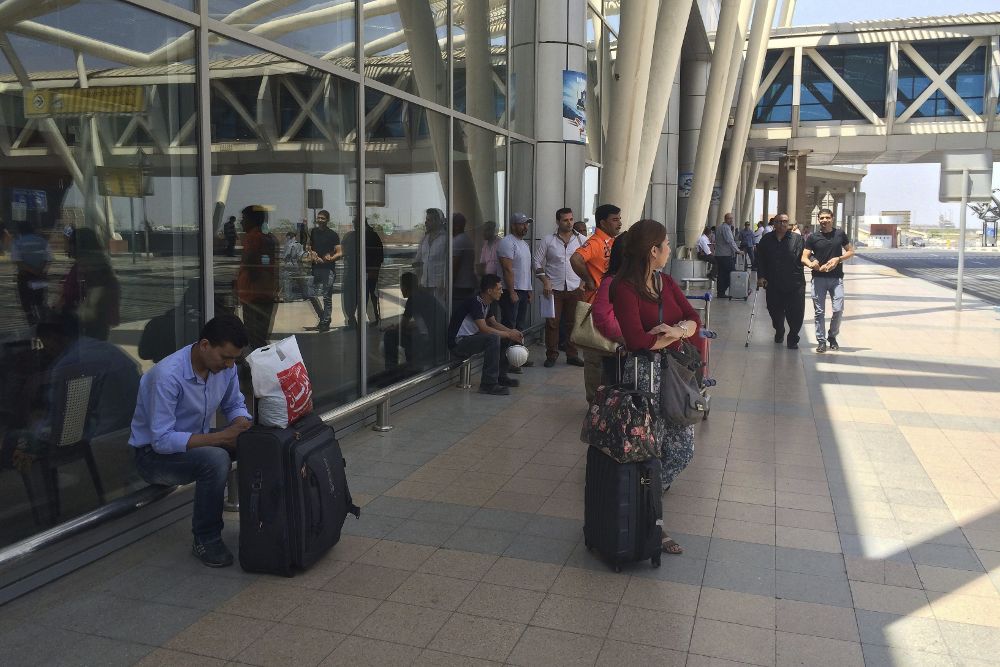 Varias personas esperan en el aeropuerto de El Cairo, Egipto, hoy, 19 de mayo de 2016. .