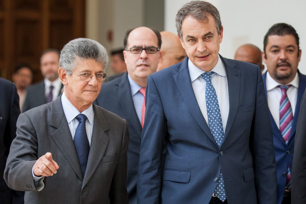 El expresidente español Jose Luis Rodríguez Zapatero sale de una reunión, acompañado del presidente de la Asamblea Nacional de Venezuela, Henry Ramos Allup, ayer, jueves.