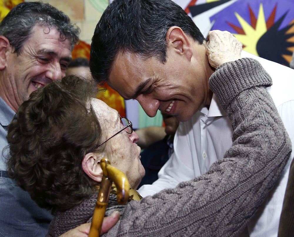 El secretario general del PSOE, Pedro Sánchez saluda a una militante.
