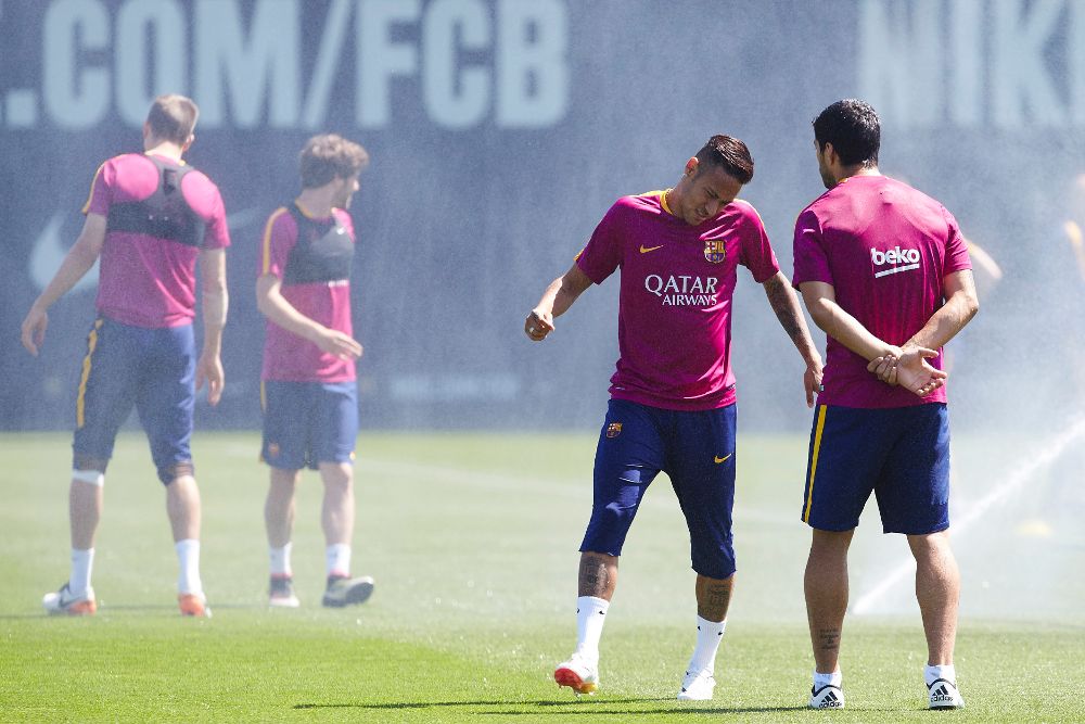 Los jugadores del FC Barcelona Neymar (i) y Luis Suárez, durante el entrenamiento.