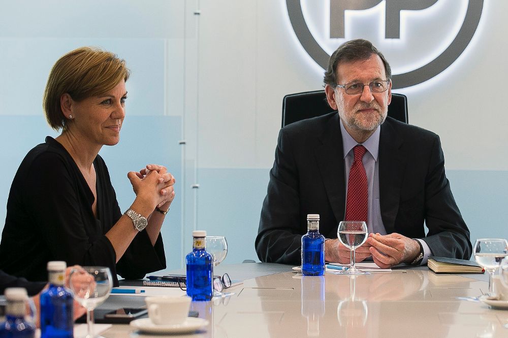 Marianao Rajoy junto a la secretaria general del PP, María Dolores de Cospedal, durante la reunión del Comité de Dirección celebrada hoy.