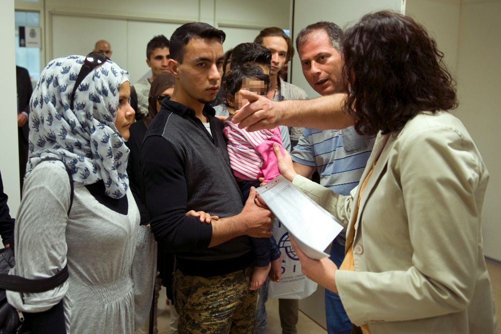 Los veinte refugiados -13 sirios y 7 iraquíes- que han llegado hoy a España desde Grecia.
