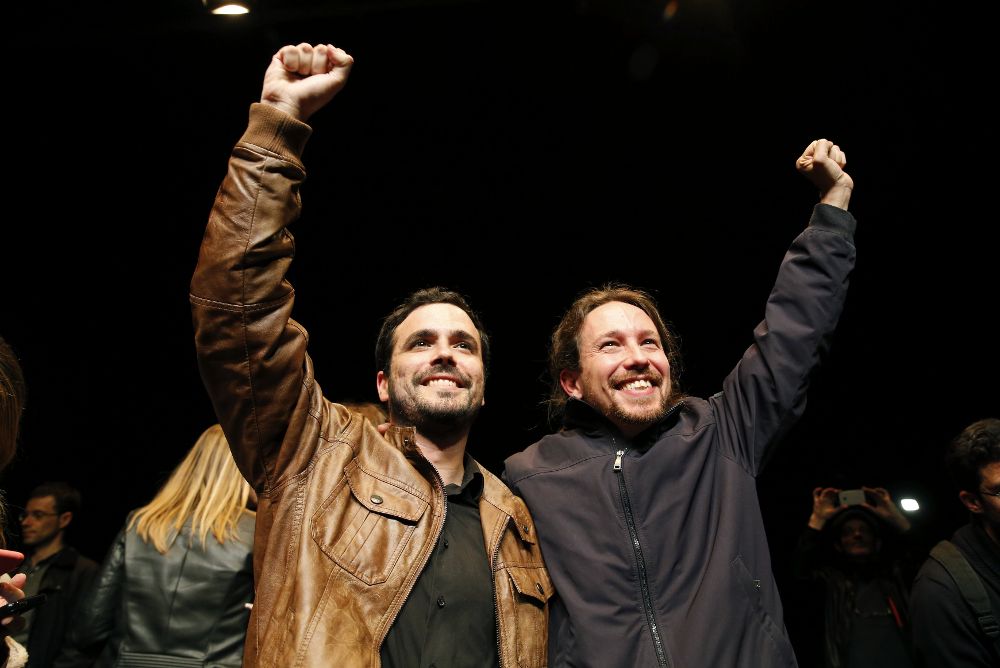 Los líderes de Podemos, Pablo Iglesias (d), y de Izquierda Unida, Alberto Garzón.