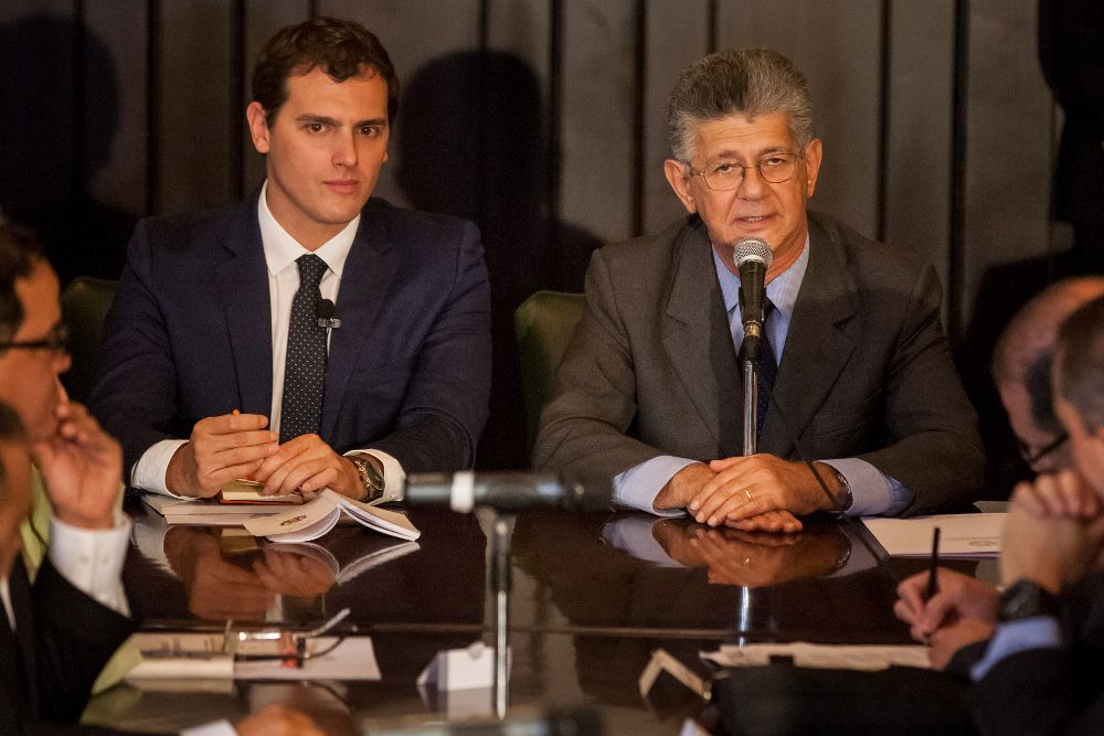 Albert Rivera (i) asiste a una sesión especial de la Comisión de Política Interior del la Asamblea Nacional venezolana junto al presidente de la misma, Henry Ramos Allup.