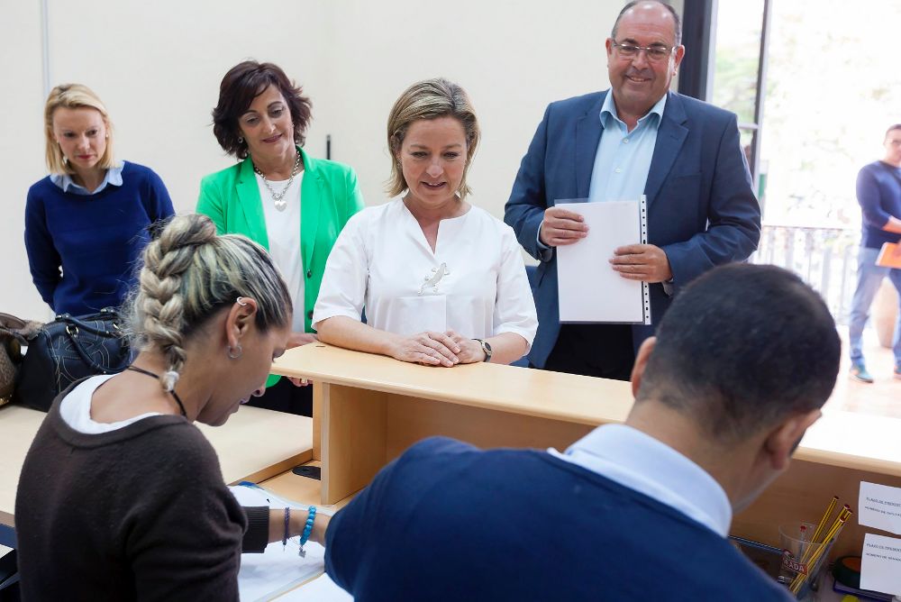 La cabeza de lista al Congreso de los Diputados por Coalición Canaria Ana Oramas (c) el día que presentó su candidatura en la Junta Electoral de Santa Cruz de Tenerife.