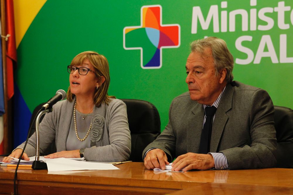 La viceministra de Salud de Uruguay, Cristina Lustemberg (i) y el director de Salud, Jorge Quián.