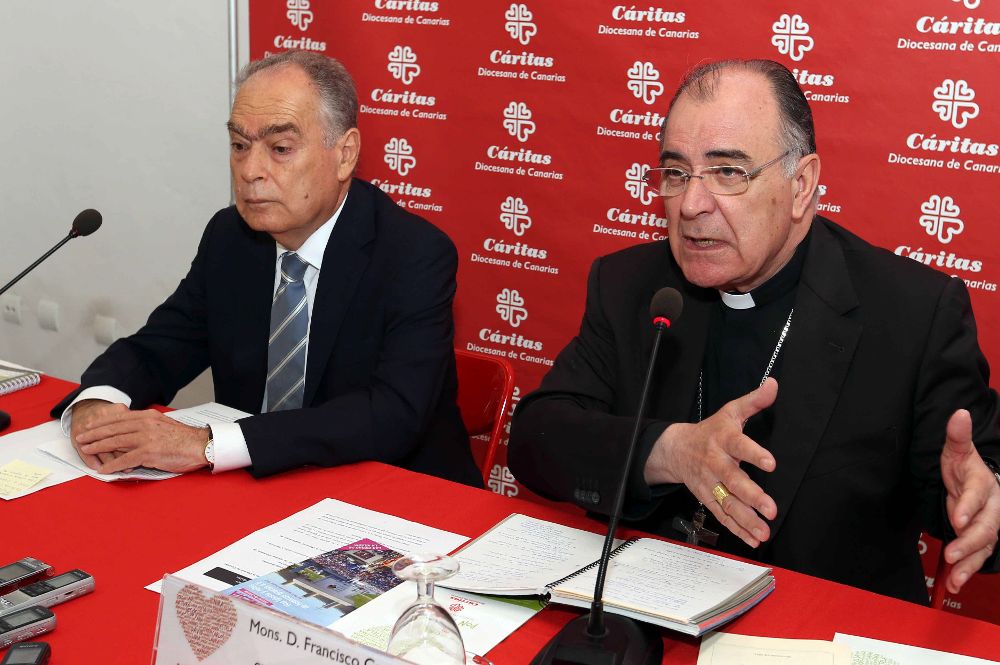 Francisco Cases (d), y el director general de Cáritas Diocesana de Canarias durante la presentación del balance de la actividad de esta entidad benéfica en las islas durante el último año.