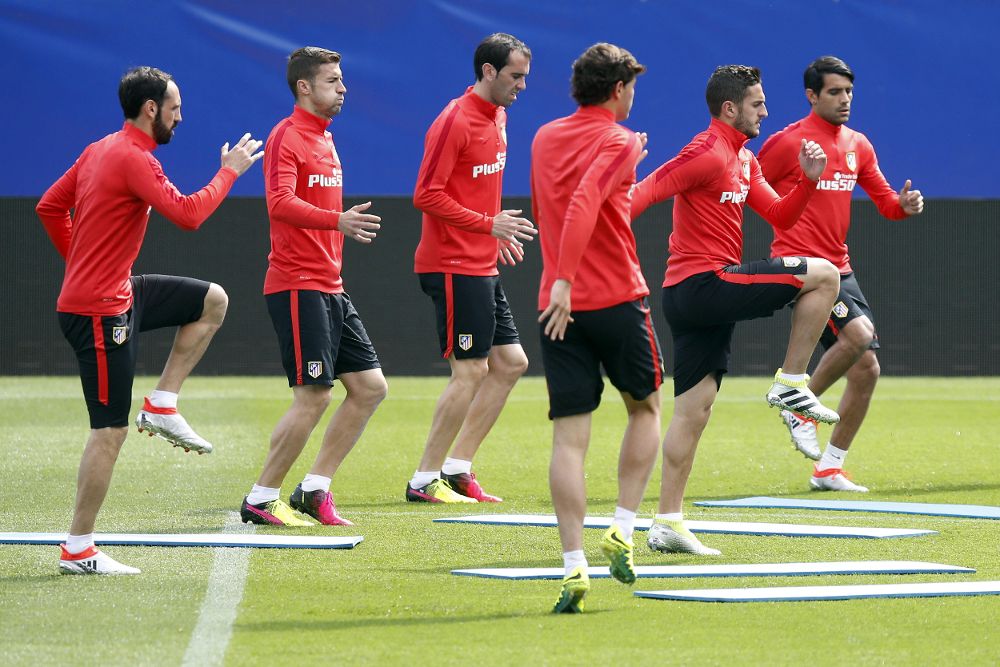Los jugadores del Atlético de Madrid, durante el entrenamiento en el Vicente Calderón.