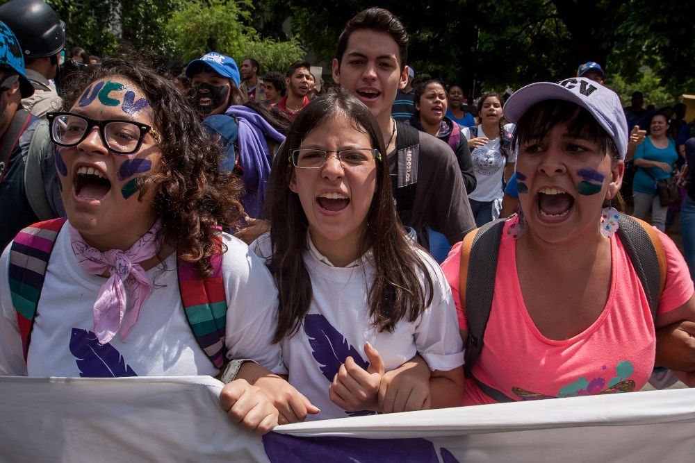 Cientos de estudiantes de la Universidad Central de Venezuela, la mayor y más importante del país, junto a otras casas de estudio marcharon hoy en la capital para protestar por la "crisis universitaria" que, aseguran, viven las universidades públicas.