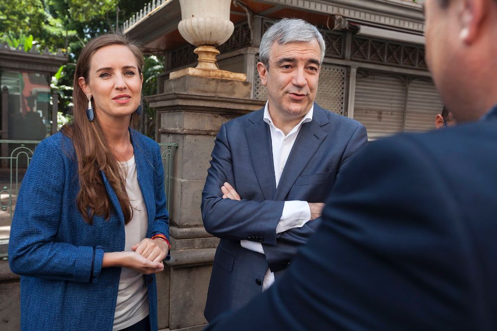 Luis Garicano y la diputada y candidata de C's al Congreso de los Diputados por la provincia de Santa Cruz de Tenerife, Melisa Rodríguez, hoy en Santa Cruz.