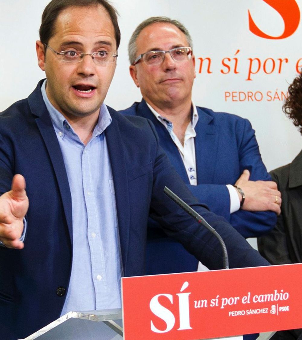 El secretario de Organización del PSOE, César Luena (i).