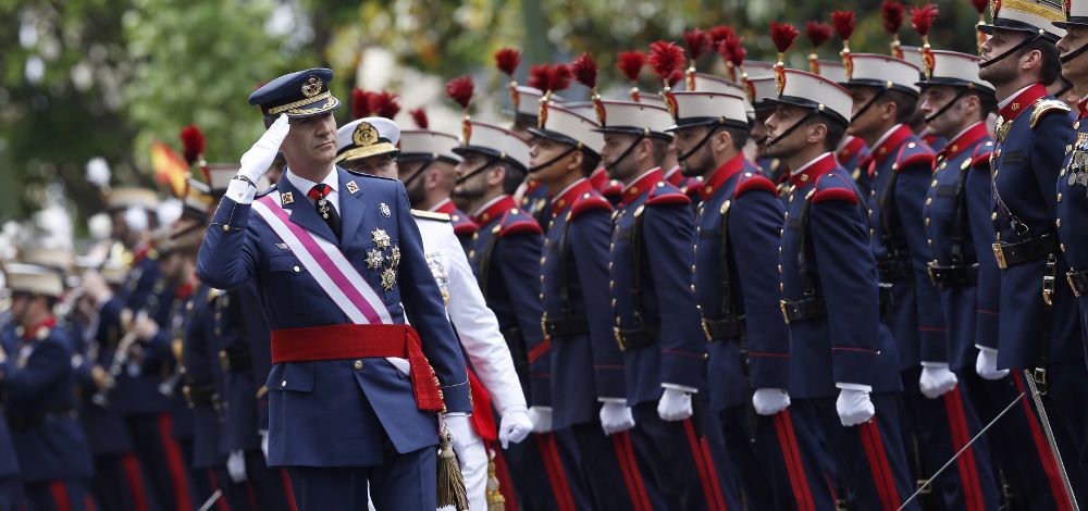 El rey Felipe VI pasa revista durante el acto central del Día de las Fuerzas Armadas.