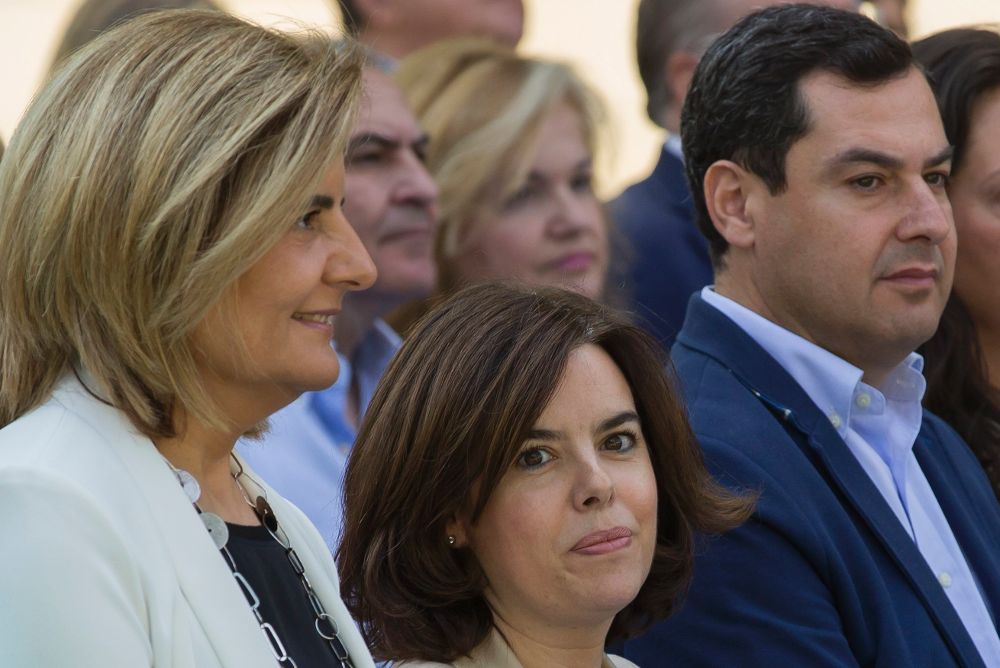 La vicepresidenta del Gobierno en funciones, Soraya Sáenz de Santamaría (2i), junto al líder del PP-A, Juanma Moreno, y la ministra de Empleo en funciones, Fátima Báñez (i), en la presentación de las listas del partido en Andalucía.