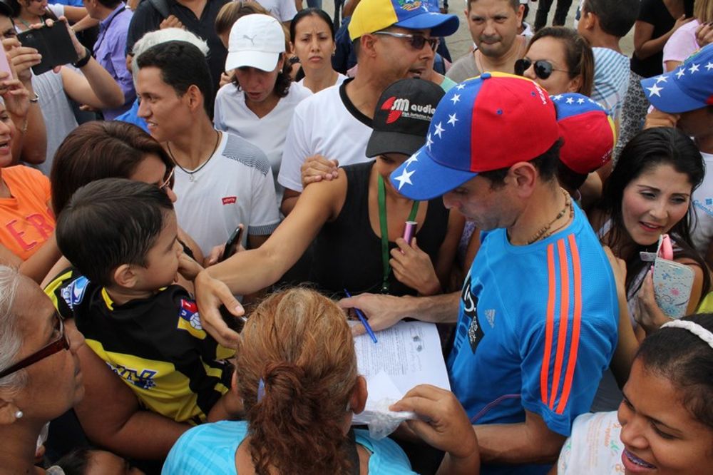 Henrique Capriles (d), durante un acto de gobierno de su gobernación en Guarenas (Venezuela).